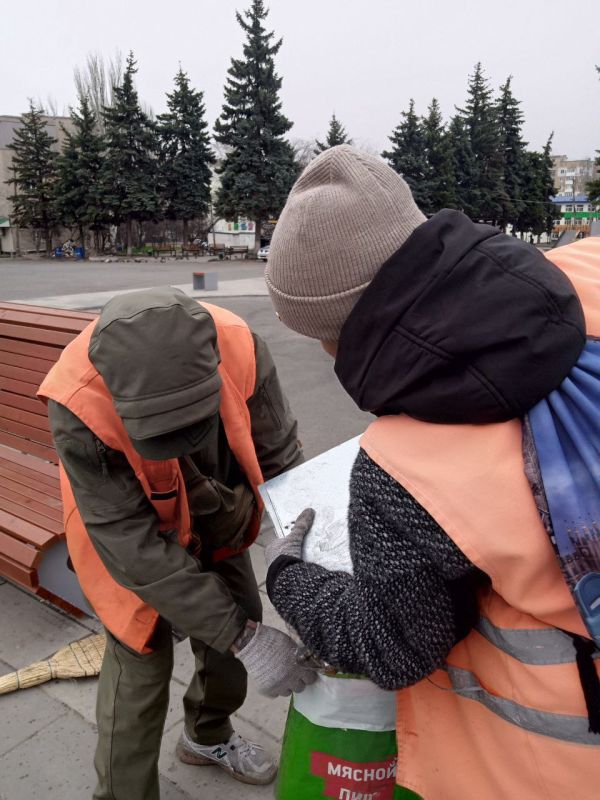 Коммунальщики Снежного благоустраивают территории общего пользования Коммунальщики Снежного благоустраивают территории общего пользования