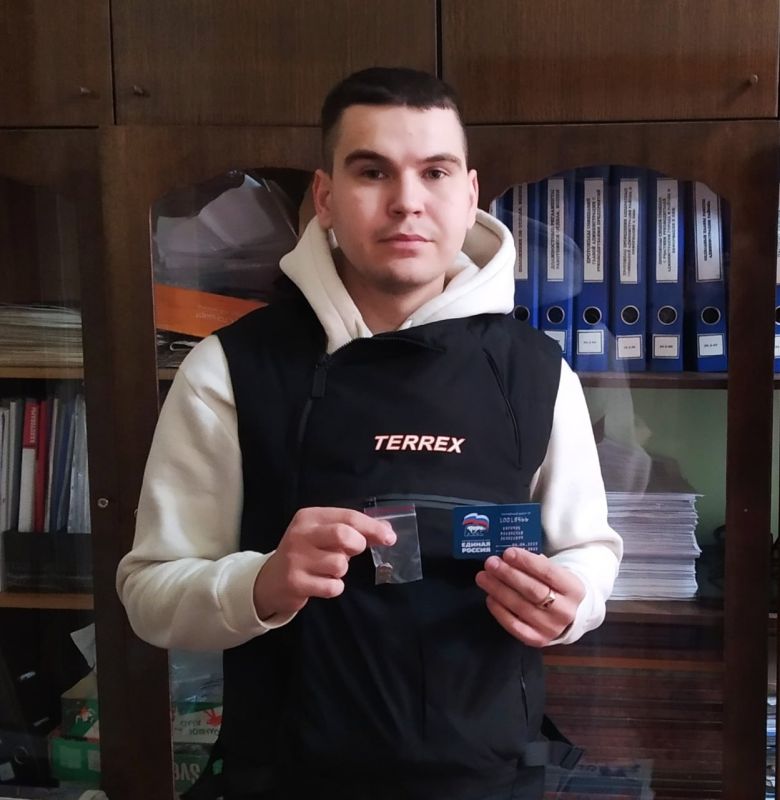В Советском внутригородском районе городского округа Макеевка продолжается вручение партийных билетов и нагрудных значков новым членам Всероссийской политической партии «Единая Россия» В Советском внутригородском районе городского округа Макеевка продолжается вручение партийных билетов и нагрудных значков новым членам Всероссийской политической партии «Единая Россия»