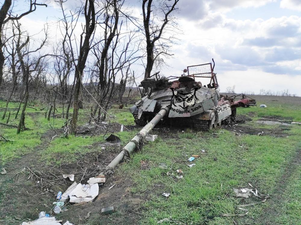 Останки уничтоженного танка Т-64БМ "Булат" ВСУ в районе н.п Новогродовка, ДНР Останки уничтоженного танка Т-64БМ "Булат" ВСУ в районе н.п Новогродовка, ДНР