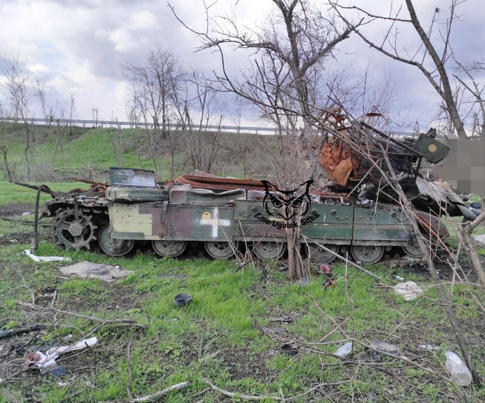 Останки уничтоженного танка Т-64БМ "Булат" ВСУ в районе н.п Новогродовка, ДНР Останки уничтоженного танка Т-64БМ "Булат" ВСУ в районе н.п Новогродовка, ДНР