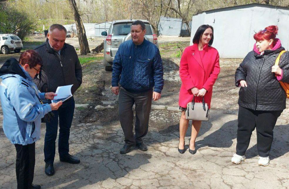 ВСТРЕЧИ ВО ДВОРАХ. Депутаты Донецкого городского совета Виталий Калараш, Виктория Хощенко, Александр Иванченко, Эдуард Момот с руководителями Управ Буденновского, Ворошиловского и Кировского районов приняли участие во... ВСТРЕЧИ ВО ДВОРАХ. Депутаты Донецкого городского совета Виталий Калараш, Виктория Хощенко, Александр Иванченко, Эдуард Момот с руководителями Управ Буденновского, Ворошиловского и Кировского районов приняли участие во...