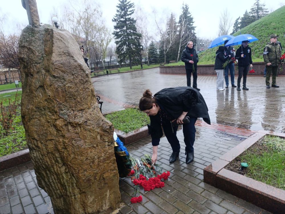 Возложение цветов к памятному знаку "Погибшим мирным жителям г. Сталино (Донецк)" в Ленинском районе города Донецка Возложение цветов к памятному знаку "Погибшим мирным жителям г. Сталино (Донецк)" в Ленинском районе города Донецка