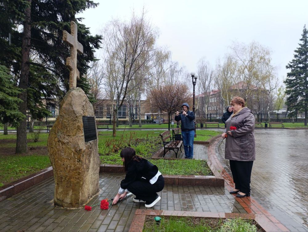 Возложение цветов к памятному знаку "Погибшим мирным жителям г. Сталино (Донецк)" в Ленинском районе города Донецка Возложение цветов к памятному знаку "Погибшим мирным жителям г. Сталино (Донецк)" в Ленинском районе города Донецка