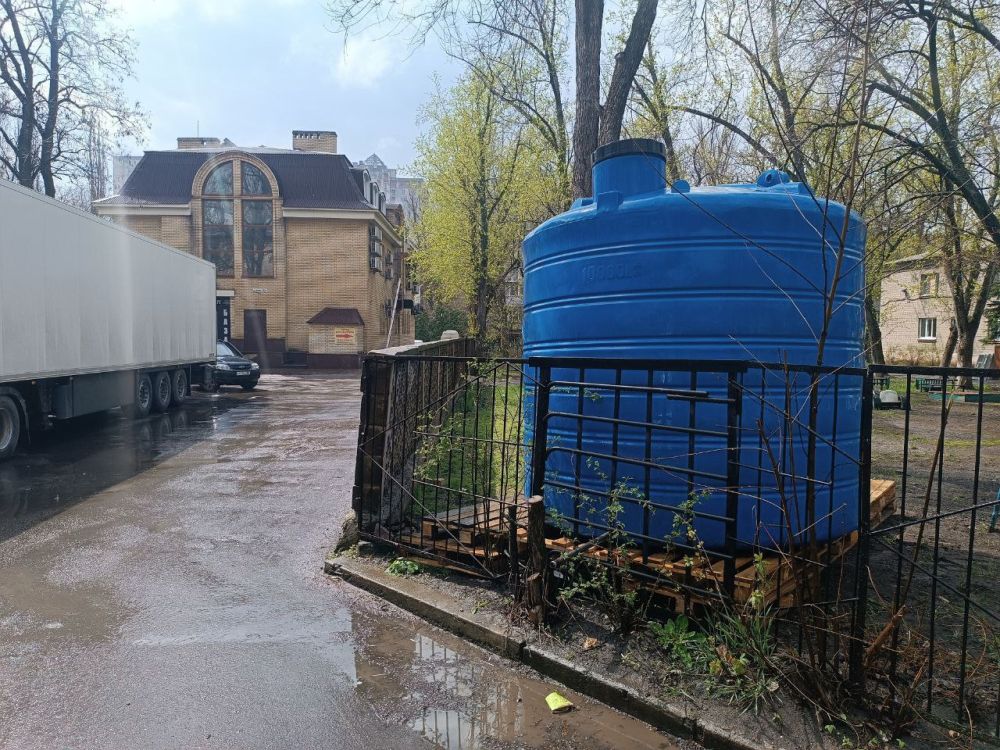 Валентин Левченко: В связи с перебоями водоснабжения, для обеспечения водой жителей квартала ВГСЧ, на ул.Ливицкого, 25 установлена 10-ти тонная ёмкость с водой Валентин Левченко: В связи с перебоями водоснабжения, для обеспечения водой жителей квартала ВГСЧ, на ул.Ливицкого, 25 установлена 10-ти тонная ёмкость с водой