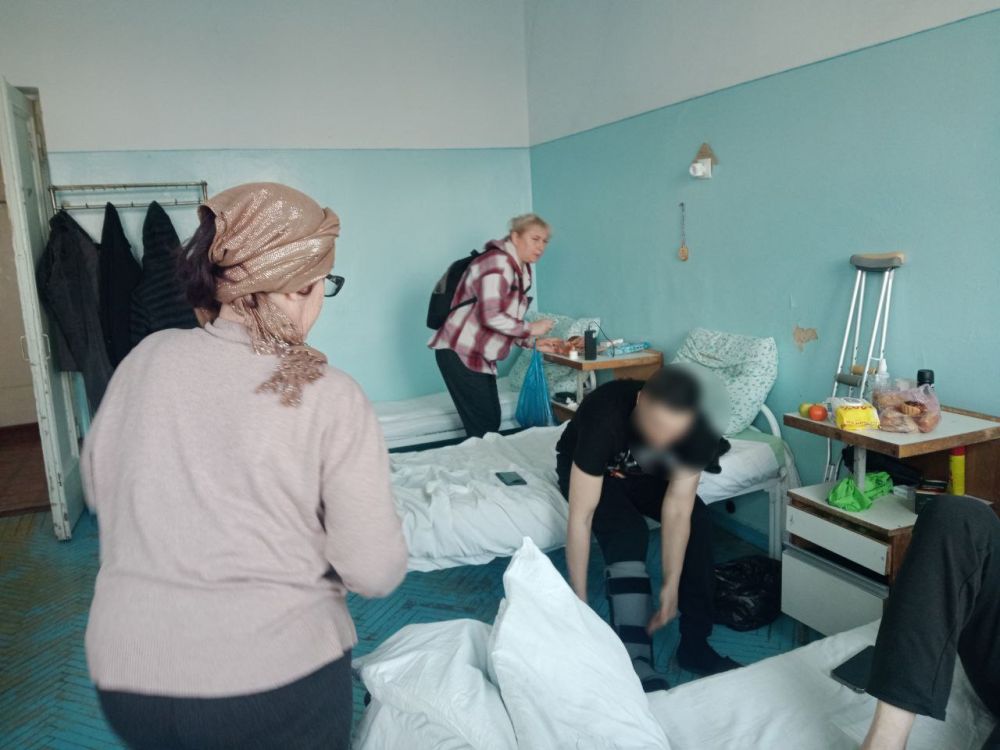 СВОих не бросаем!. Активисты партийного проекта "Женское движения Единой России" в Докучаевске проведали раненых бойцов, находящихся на лечении в госпитале СВОих не бросаем!. Активисты партийного проекта "Женское движения Единой России" в Докучаевске проведали раненых бойцов, находящихся на лечении в госпитале