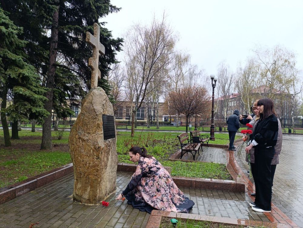 Возложение цветов к памятному знаку "Погибшим мирным жителям г. Сталино (Донецк)" в Ленинском районе города Донецка Возложение цветов к памятному знаку "Погибшим мирным жителям г. Сталино (Донецк)" в Ленинском районе города Донецка