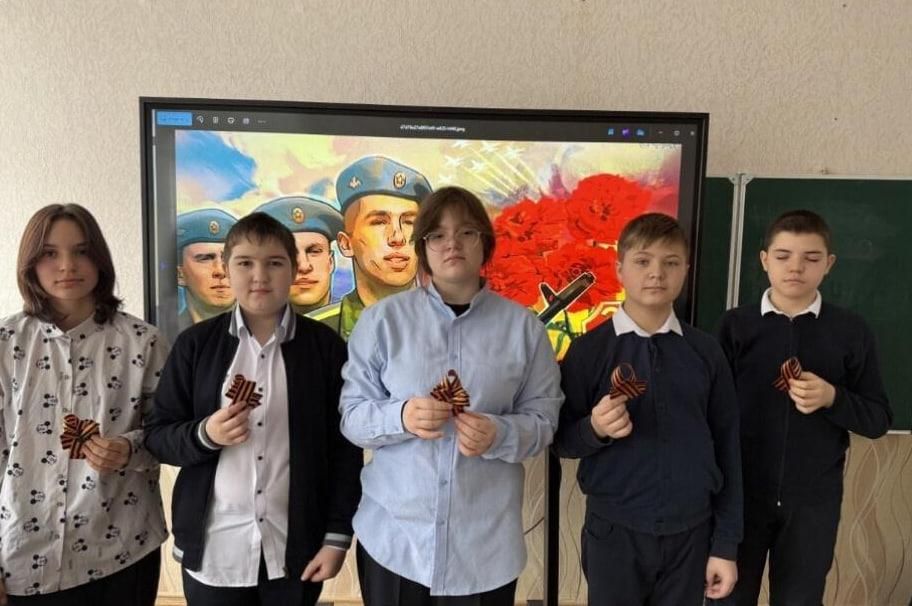 Сергей Желновач: Ученики школ Дебальцево и Хабаровского края обменялись опытом в изготовлении георгиевских лент Сергей Желновач: Ученики школ Дебальцево и Хабаровского края обменялись опытом в изготовлении георгиевских лент