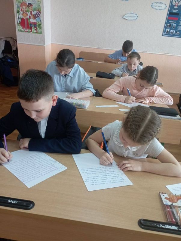 Учащиеся 4-Б класса Тельмановской гимназии совместно с классным руководителем активно принимают участие в акции "Письмо Ветерану" по случаю 80-летней годовщины Победы Советского Союза в Великой Отечественной войне 1941-1945... Учащиеся 4-Б класса Тельмановской гимназии совместно с классным руководителем активно принимают участие в акции "Письмо Ветерану" по случаю 80-летней годовщины Победы Советского Союза в Великой Отечественной войне 1941-1945...
