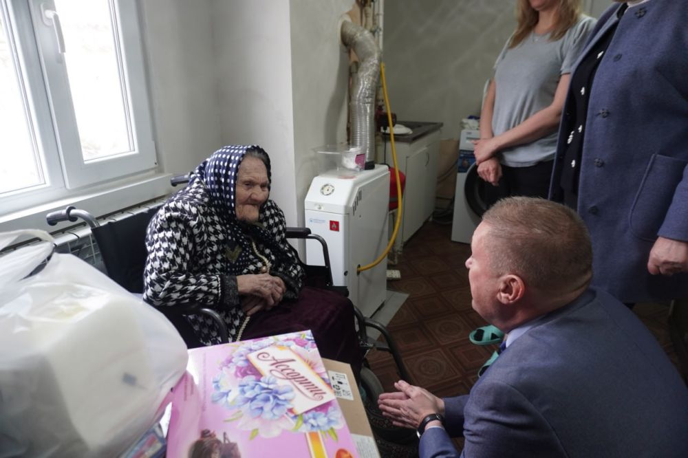 Сегодня первый заместитель главы Администрации Володарского муниципального округа Боровик Д. В. совместно с депутатом Народного Совета ДНР Золотнюк В. А. и председателем общественной организации ветеранов войны и труда... Сегодня первый заместитель главы Администрации Володарского муниципального округа Боровик Д. В. совместно с депутатом Народного Совета ДНР Золотнюк В. А. и председателем общественной организации ветеранов войны и труда...