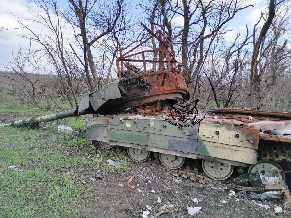 Останки уничтоженного танка Т-64БМ "Булат" ВСУ в районе н.п Новогродовка, ДНР Останки уничтоженного танка Т-64БМ "Булат" ВСУ в районе н.п Новогродовка, ДНР