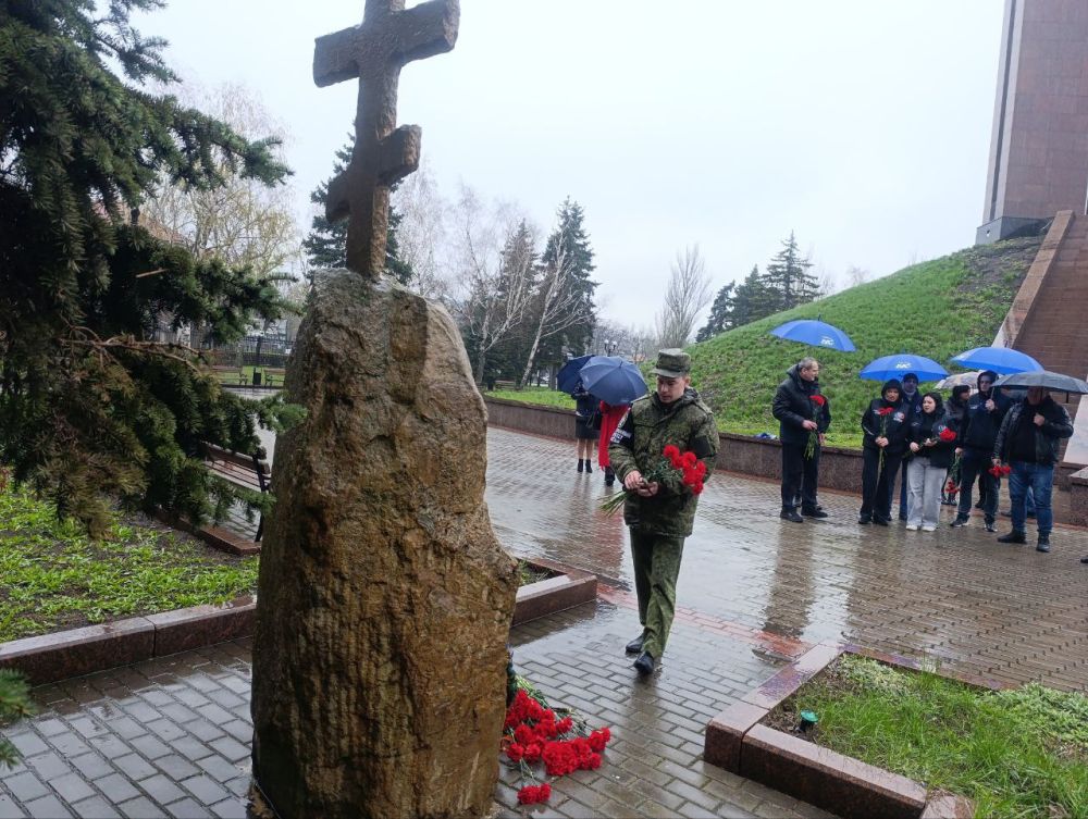 Возложение цветов к памятному знаку "Погибшим мирным жителям г. Сталино (Донецк)" в Ленинском районе города Донецка Возложение цветов к памятному знаку "Погибшим мирным жителям г. Сталино (Донецк)" в Ленинском районе города Донецка