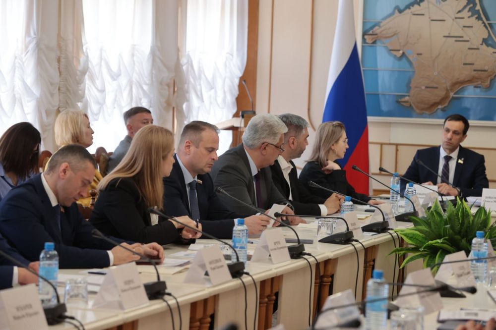 Заместитель Председателя Народного Совета ДНР Алексей Дорофеев и председатель Комитета по бюджету, финансам и налоговой политике Юрий Афендиков приняли участие в заседании Комитета Государственного Совета Республики Крым по... Заместитель Председателя Народного Совета ДНР Алексей Дорофеев и председатель Комитета по бюджету, финансам и налоговой политике Юрий Афендиков приняли участие в заседании Комитета Государственного Совета Республики Крым по...
