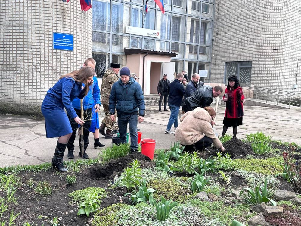 Сегодня в Иловайске возле здания городской библиотеки в рамках двухмесячника по благоустройству и озеленению города «Зеленый Донбасс» высадили саженцы роз Сегодня в Иловайске возле здания городской библиотеки в рамках двухмесячника по благоустройству и озеленению города «Зеленый Донбасс» высадили саженцы роз