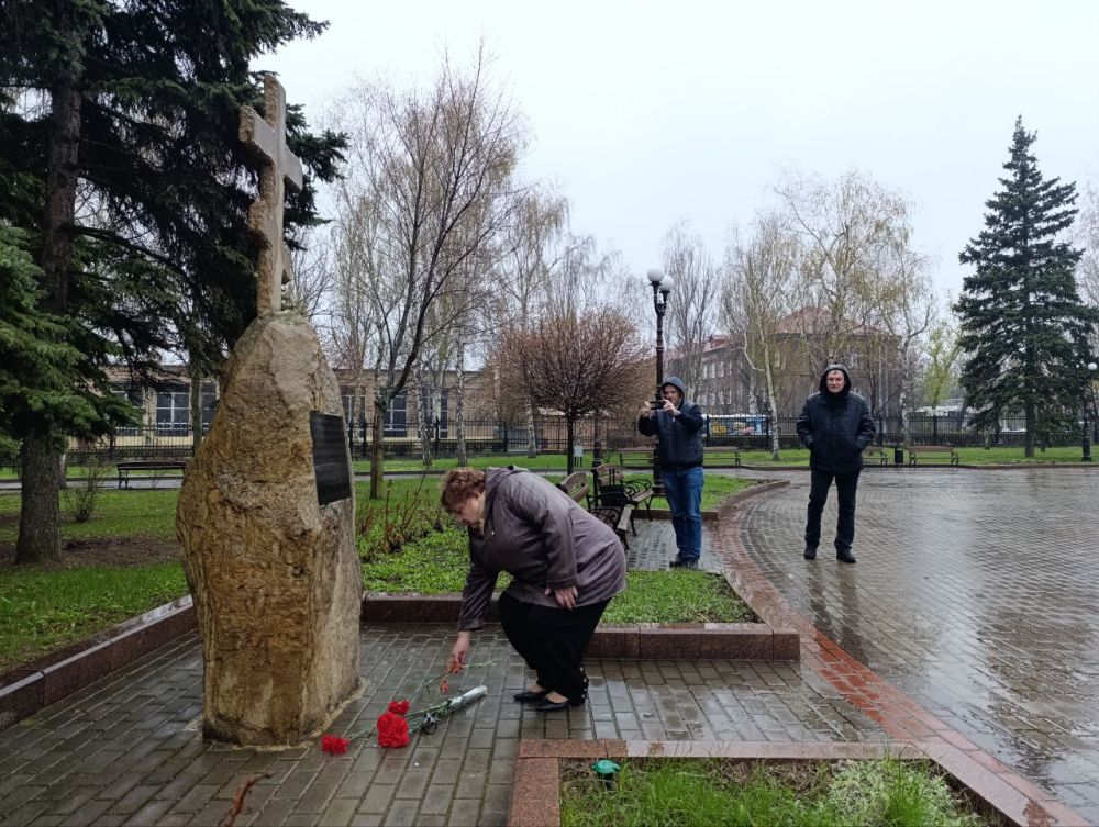 Возложение цветов к памятному знаку "Погибшим мирным жителям г. Сталино (Донецк)" в Ленинском районе города Донецка Возложение цветов к памятному знаку "Погибшим мирным жителям г. Сталино (Донецк)" в Ленинском районе города Донецка