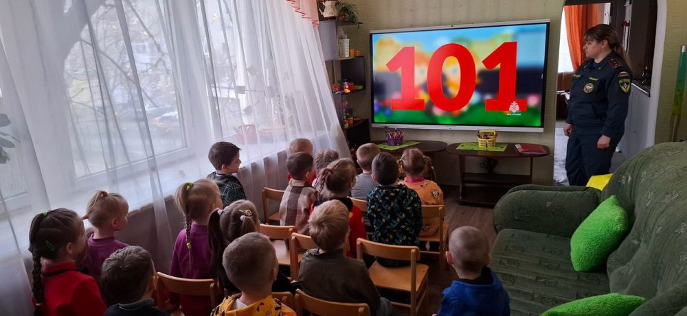 В Снежном инспектор МЧС провела профилактические беседы с дошкольниками В Снежном инспектор МЧС провела профилактические беседы с дошкольниками