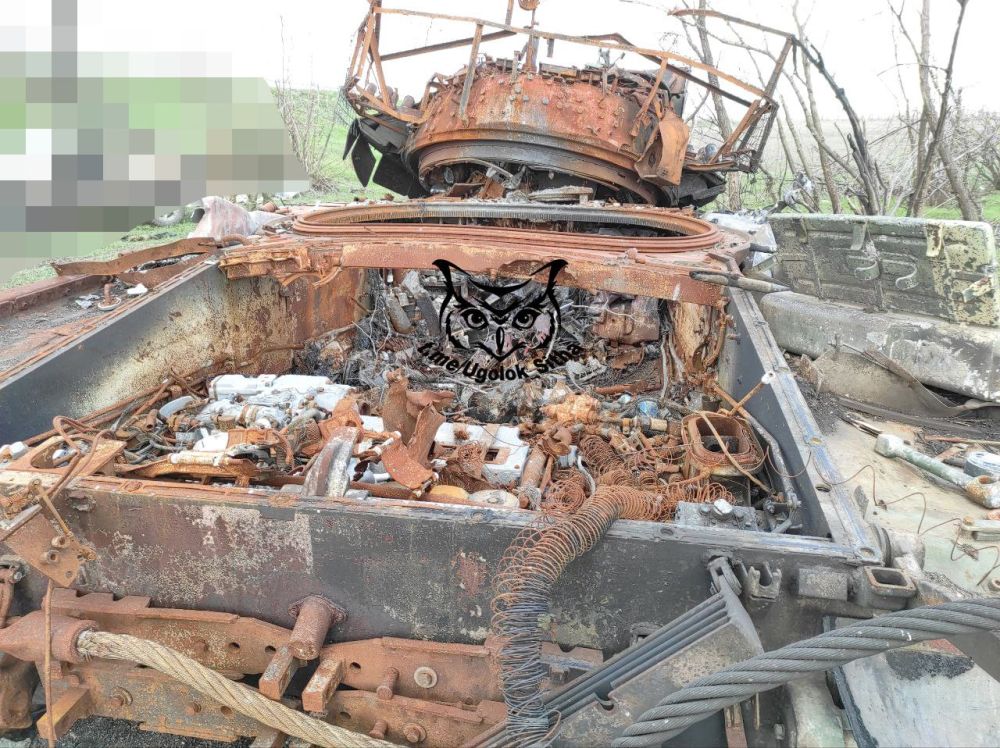 Останки уничтоженного танка Т-64БМ "Булат" ВСУ в районе н.п Новогродовка, ДНР Останки уничтоженного танка Т-64БМ "Булат" ВСУ в районе н.п Новогродовка, ДНР