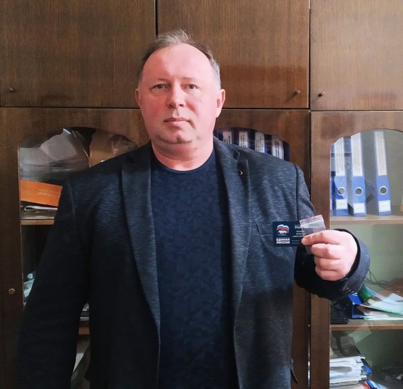 В Советском внутригородском районе городского округа Макеевка продолжается вручение партийных билетов и нагрудных значков новым членам Всероссийской политической партии «Единая Россия» В Советском внутригородском районе городского округа Макеевка продолжается вручение партийных билетов и нагрудных значков новым членам Всероссийской политической партии «Единая Россия»