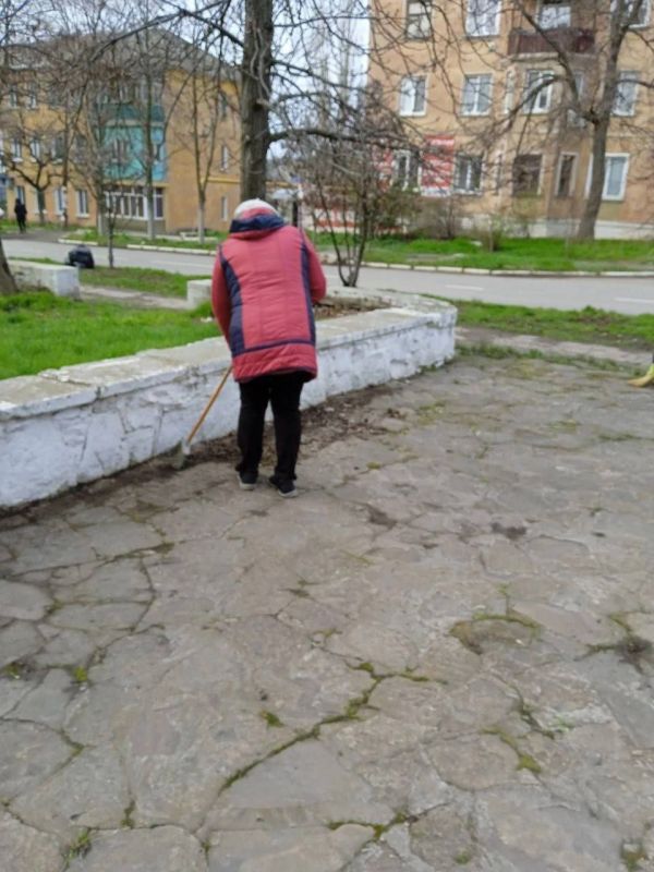 Виктория Жукова: Сегодня, 12 апреля, преподаватели МБУ ДО "ЗДШИ" приняли участие в субботнике по благоустройству города Виктория Жукова: Сегодня, 12 апреля, преподаватели МБУ ДО "ЗДШИ" приняли участие в субботнике по благоустройству города