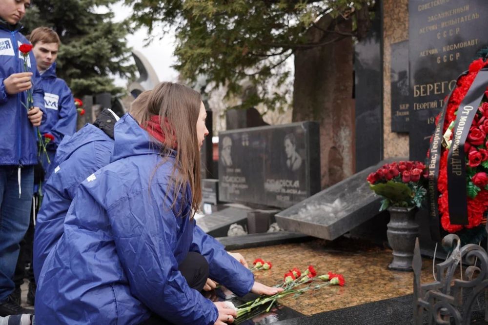 «Благодарим вас, Георгий Тимофеевич»: активисты из ДНР почтили память космонавта и летчика Берегового «Благодарим вас, Георгий Тимофеевич»: активисты из ДНР почтили память космонавта и летчика Берегового