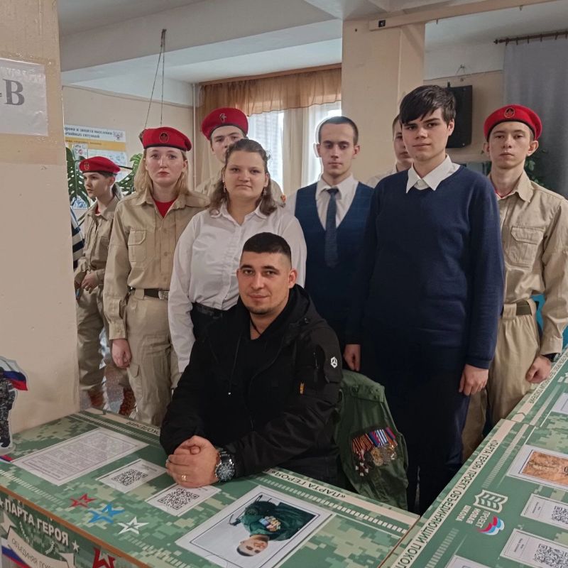 Юнармейцы ВПК "Патриот" ГБОУ "Школа №119 г.о. Донецк" открыли семь Парт Героя, посвященных выпускникам школы Юнармейцы ВПК "Патриот" ГБОУ "Школа №119 г.о. Донецк" открыли семь Парт Героя, посвященных выпускникам школы