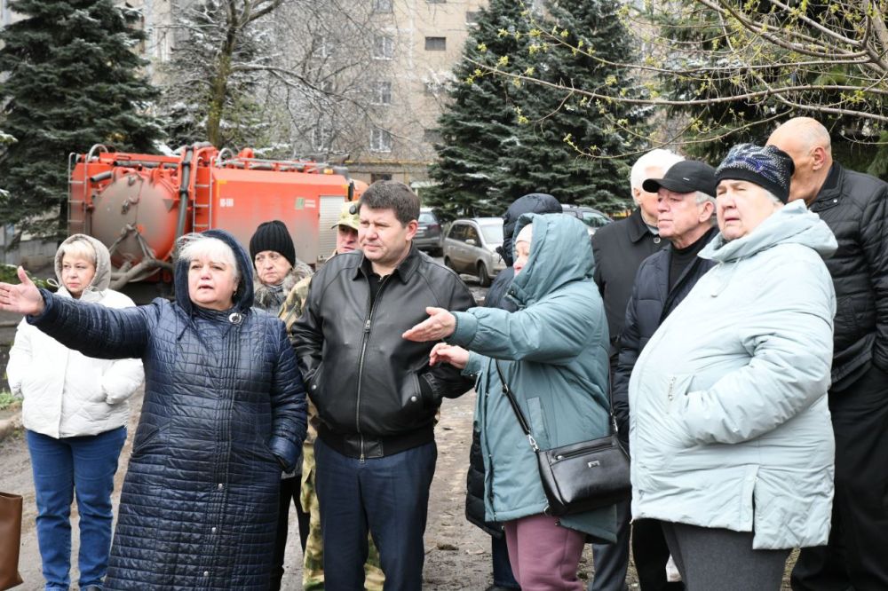 Владислав Ключаров: Выехал по обращению жителей квартала Шахтёрский, которые обратились ко мне на приём на прошлой неделе по вопросу неисправной канализации Владислав Ключаров: Выехал по обращению жителей квартала Шахтёрский, которые обратились ко мне на приём на прошлой неделе по вопросу неисправной канализации