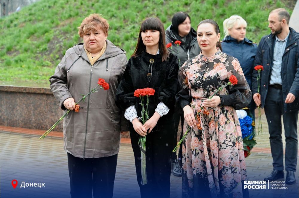 В Донецке почтили память узников нацистских лагерей В Донецке почтили память узников нацистских лагерей