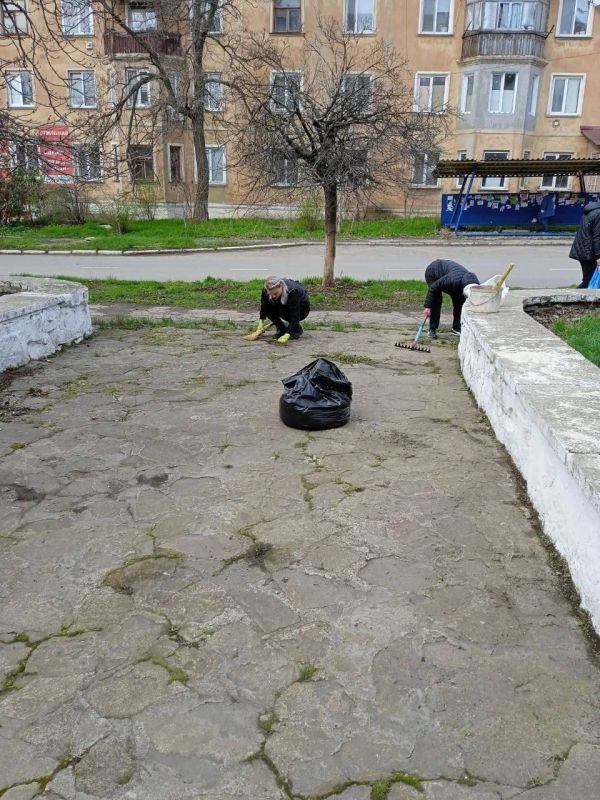 Виктория Жукова: Сегодня, 12 апреля, преподаватели МБУ ДО "ЗДШИ" приняли участие в субботнике по благоустройству города Виктория Жукова: Сегодня, 12 апреля, преподаватели МБУ ДО "ЗДШИ" приняли участие в субботнике по благоустройству города