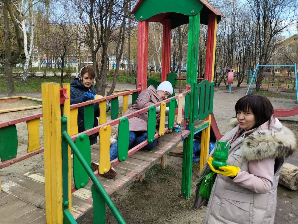 Елена Рязанцева: Сегодня на общегородском субботнике были выполнены работы по покраске детской игровой площадки рядом с Дворцом Культуры «Юбилейный» Елена Рязанцева: Сегодня на общегородском субботнике были выполнены работы по покраске детской игровой площадки рядом с Дворцом Культуры «Юбилейный»