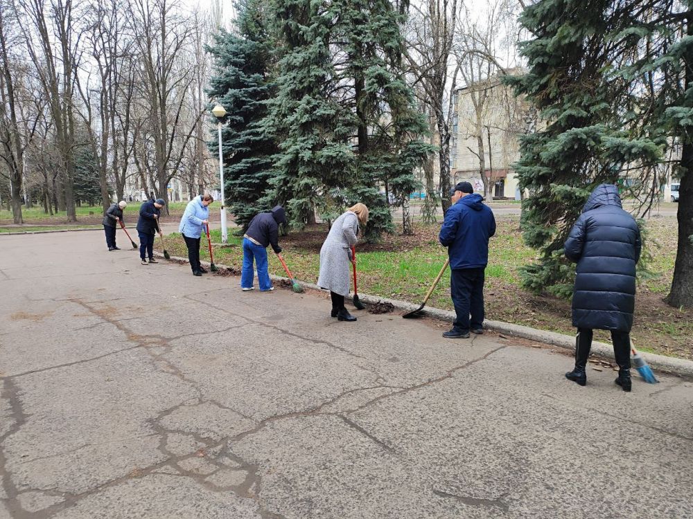В Горловке состоялся общегородской субботник В Горловке состоялся общегородской субботник