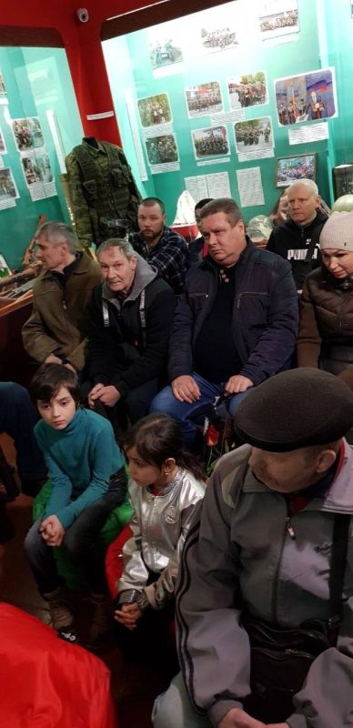 В МБУ «Музей истории города Харцызска» открылась выставка «Знаете, каким он парнем был!» из фондов музея о земляках, погибших в зоне проведения СВО с использованием голографической инсталляции «Солдат СВО» В МБУ «Музей истории города Харцызска» открылась выставка «Знаете, каким он парнем был!» из фондов музея о земляках, погибших в зоне проведения СВО с использованием голографической инсталляции «Солдат СВО»