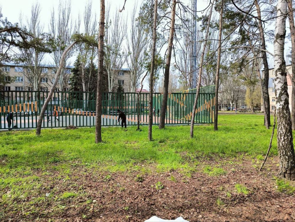 Виктория Жукова: Дружный спортивный коллектив навел порядок на спортивной площадке и ее окрестностях по адресу: пер Виктория Жукова: Дружный спортивный коллектив навел порядок на спортивной площадке и ее окрестностях по адресу: пер