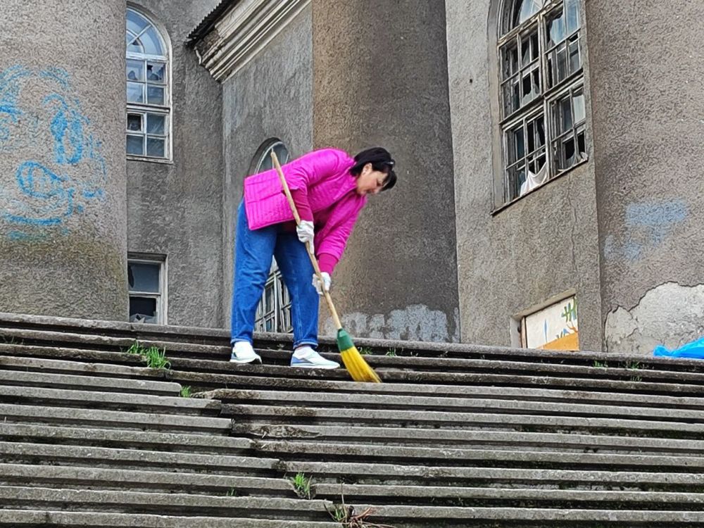 В Ленинском районе г. Донецка прошел очередной субботник, в котором приняли участие сотрудники Управы Ленинского внутригородского района Администрации городского округа Донецк, заместитель главы администрации городского... В Ленинском районе г. Донецка прошел очередной субботник, в котором приняли участие сотрудники Управы Ленинского внутригородского района Администрации городского округа Донецк, заместитель главы администрации городского...