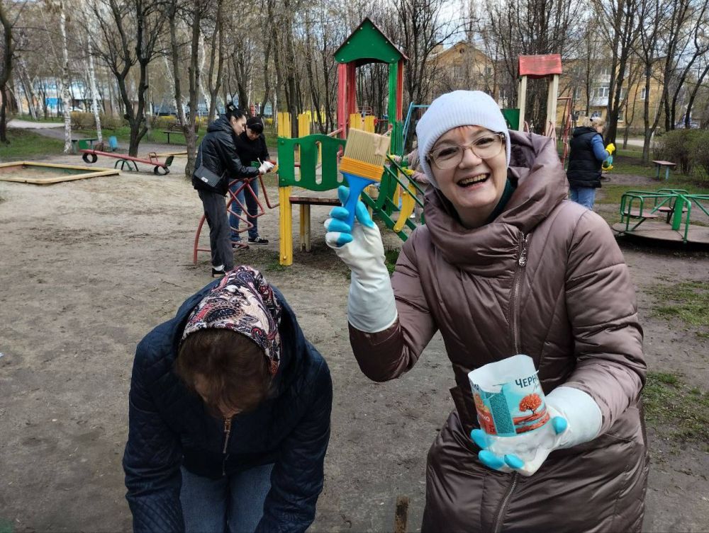 Елена Рязанцева: Сегодня на общегородском субботнике были выполнены работы по покраске детской игровой площадки рядом с Дворцом Культуры «Юбилейный» Елена Рязанцева: Сегодня на общегородском субботнике были выполнены работы по покраске детской игровой площадки рядом с Дворцом Культуры «Юбилейный»