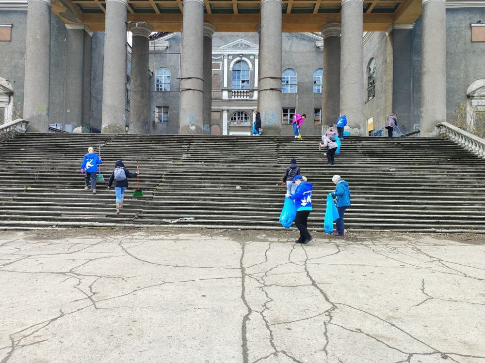 В Ленинском районе г. Донецка прошел очередной субботник, в котором приняли участие сотрудники Управы Ленинского внутригородского района Администрации городского округа Донецк, заместитель главы администрации городского... В Ленинском районе г. Донецка прошел очередной субботник, в котором приняли участие сотрудники Управы Ленинского внутригородского района Администрации городского округа Донецк, заместитель главы администрации городского...