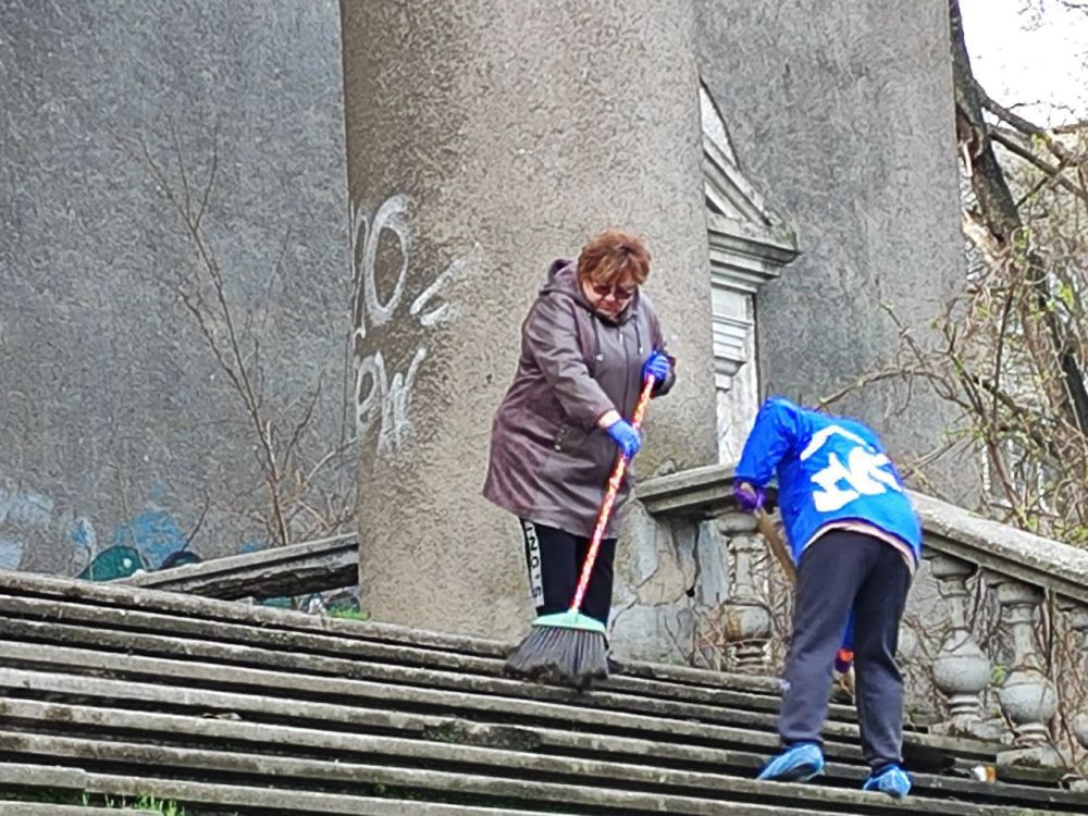 В Ленинском районе г. Донецка прошел очередной субботник, в котором приняли участие сотрудники Управы Ленинского внутригородского района Администрации городского округа Донецк, заместитель главы администрации городского... В Ленинском районе г. Донецка прошел очередной субботник, в котором приняли участие сотрудники Управы Ленинского внутригородского района Администрации городского округа Донецк, заместитель главы администрации городского...