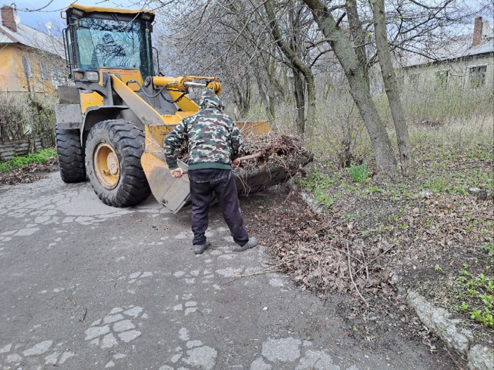 В Горловке состоялся общегородской субботник В Горловке состоялся общегородской субботник