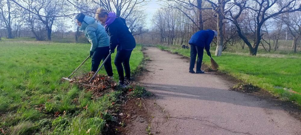 Сотрудники сферы образования на общегородском субботнике Сотрудники сферы образования на общегородском субботнике