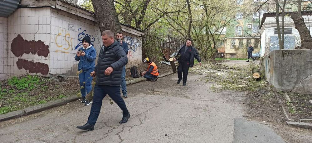 ПРОДОЛЖЕНИЕ СУББОТНИКА. Сегодня председатель Донецкого городского совета Юрий Атаманов организовал работы по коллективному обращению граждан в прилегающем квартале ПРОДОЛЖЕНИЕ СУББОТНИКА. Сегодня председатель Донецкого городского совета Юрий Атаманов организовал работы по коллективному обращению граждан в прилегающем квартале