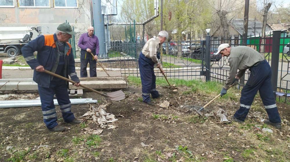Сотрудники предприятий, учреждений образования и здравоохранения Ленинского района города Донецка, также не остались в стороне и вышли на субботник для наведения порядка и чистоты на прилегающей к учреждениям территории Сотрудники предприятий, учреждений образования и здравоохранения Ленинского района города Донецка, также не остались в стороне и вышли на субботник для наведения порядка и чистоты на прилегающей к учреждениям территории