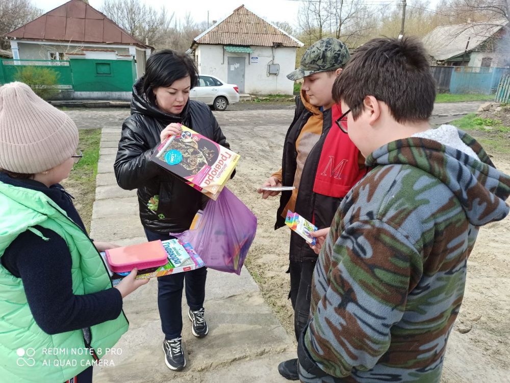 Виктория Жукова: В Троицко-Харцызске жители объединились, чтобы сделать свой поселок еще красивее! Сегодня прошел субботник, главным результатом которого стало появление новой, яркой клумбы Виктория Жукова: В Троицко-Харцызске жители объединились, чтобы сделать свой поселок еще красивее! Сегодня прошел субботник, главным результатом которого стало появление новой, яркой клумбы