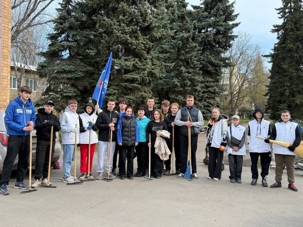 Активисты движения "Первые" совместно с представителями партии "Единая Россия" провели субботник на переулке Николенко Активисты движения "Первые" совместно с представителями партии "Единая Россия" провели субботник на переулке Николенко