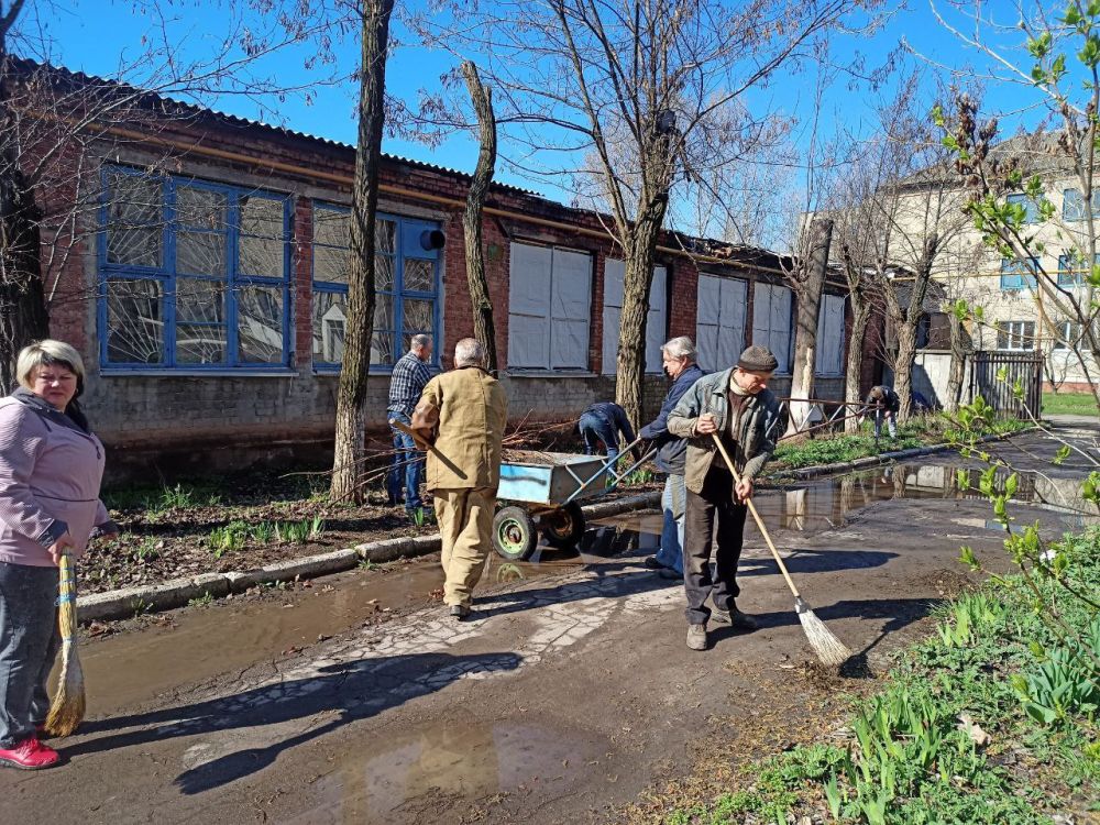 В Горловке состоялся общегородской субботник В Горловке состоялся общегородской субботник