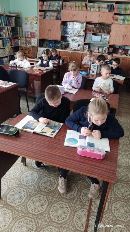 В школьной библиотеке ГБОУ «Светлодарская школа №11», в честь празднования Дня космонавтики, прошла литературная выставка, посвящённая космосу и знаменательной дате первого полёта человека в космос В школьной библиотеке ГБОУ «Светлодарская школа №11», в честь празднования Дня космонавтики, прошла литературная выставка, посвящённая космосу и знаменательной дате первого полёта человека в космос