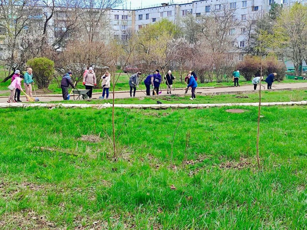 Сегодня, 12 апреля 2025 года, в Зугрэсе был проведен общегородской субботник, к которому присоединились предприятия, учреждения и организации города Сегодня, 12 апреля 2025 года, в Зугрэсе был проведен общегородской субботник, к которому присоединились предприятия, учреждения и организации города