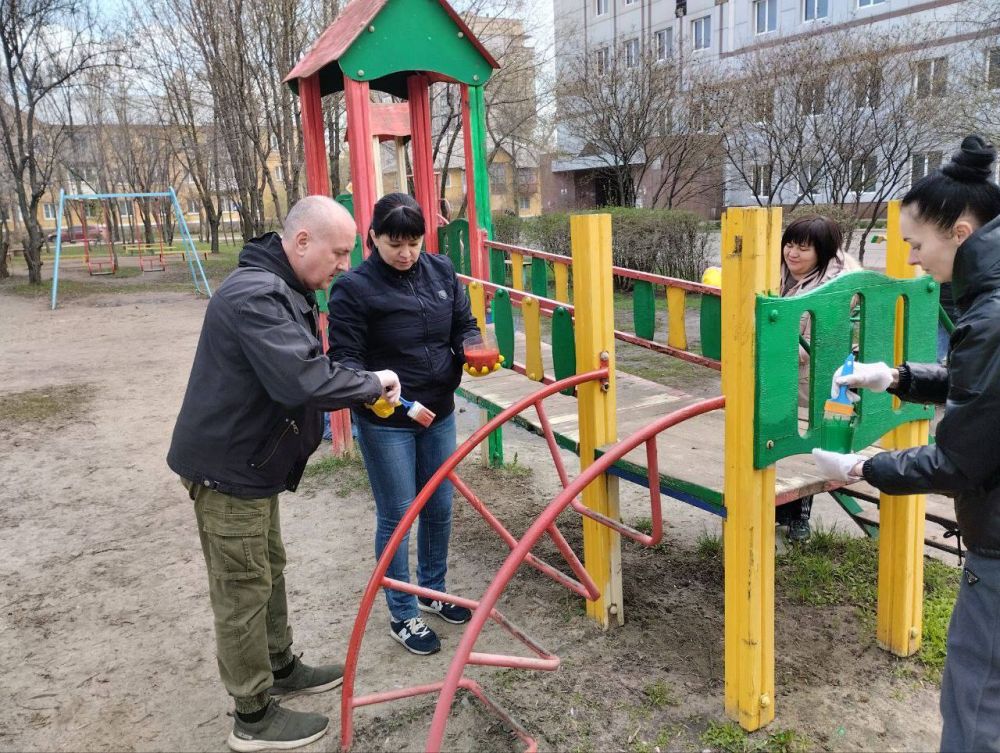 Елена Рязанцева: Сегодня на общегородском субботнике были выполнены работы по покраске детской игровой площадки рядом с Дворцом Культуры «Юбилейный» Елена Рязанцева: Сегодня на общегородском субботнике были выполнены работы по покраске детской игровой площадки рядом с Дворцом Культуры «Юбилейный»