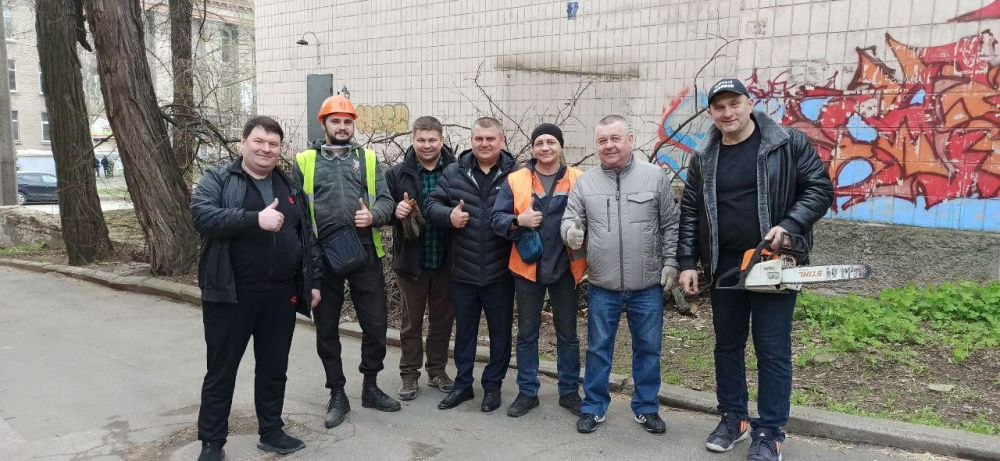 ПРОДОЛЖЕНИЕ СУББОТНИКА. Сегодня председатель Донецкого городского совета Юрий Атаманов организовал работы по коллективному обращению граждан в прилегающем квартале ПРОДОЛЖЕНИЕ СУББОТНИКА. Сегодня председатель Донецкого городского совета Юрий Атаманов организовал работы по коллективному обращению граждан в прилегающем квартале