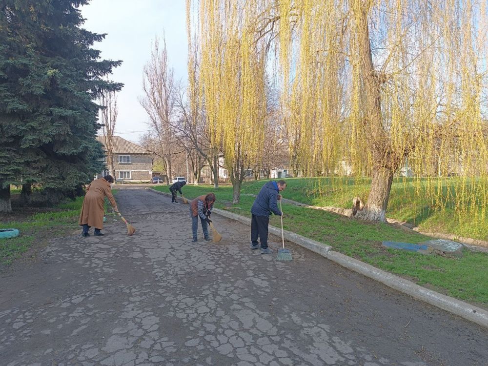 Сотрудники сферы образования на общегородском субботнике Сотрудники сферы образования на общегородском субботнике