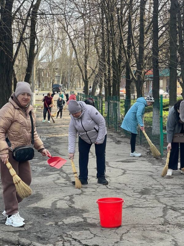 Сотрудники сферы образования на общегородском субботнике Сотрудники сферы образования на общегородском субботнике