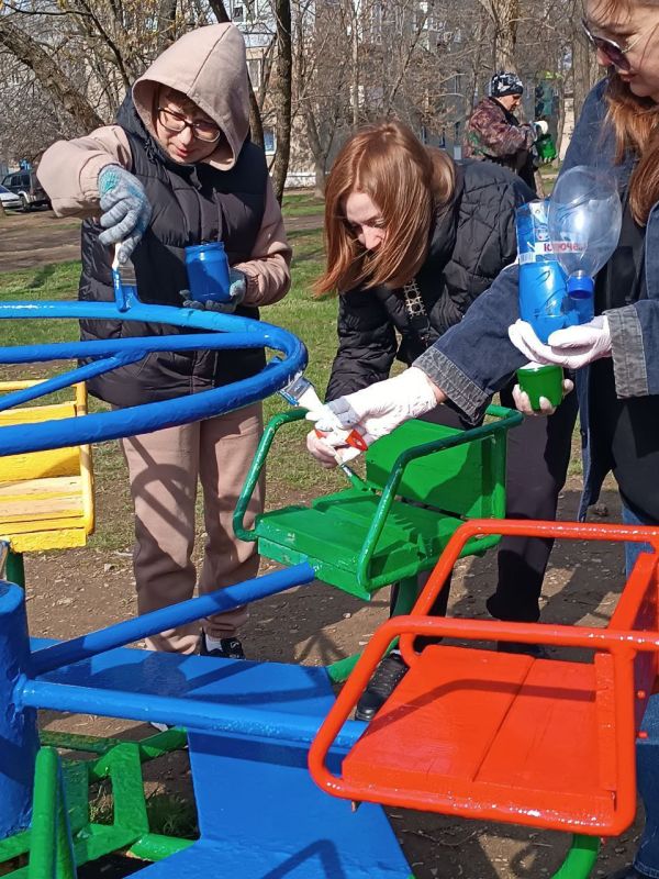 Сотрудники муниципальных унитарных предприятий на общегородском субботнике Сотрудники муниципальных унитарных предприятий на общегородском субботнике