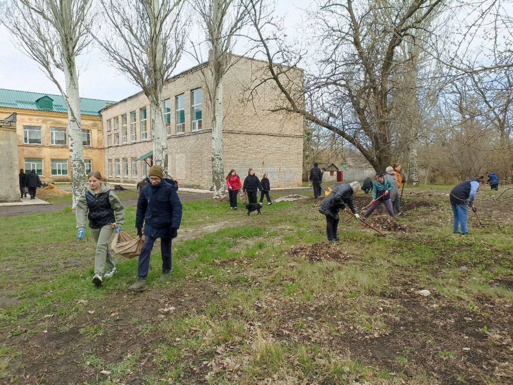 Пролетарцы продолжают работы по благоустройству района Пролетарцы продолжают работы по благоустройству района